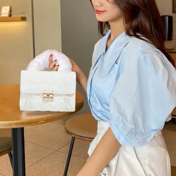 Heart Embroidered Fur Handle Quilted Crossbody Bag Gold Chain Handbag - Picture 2 of 6